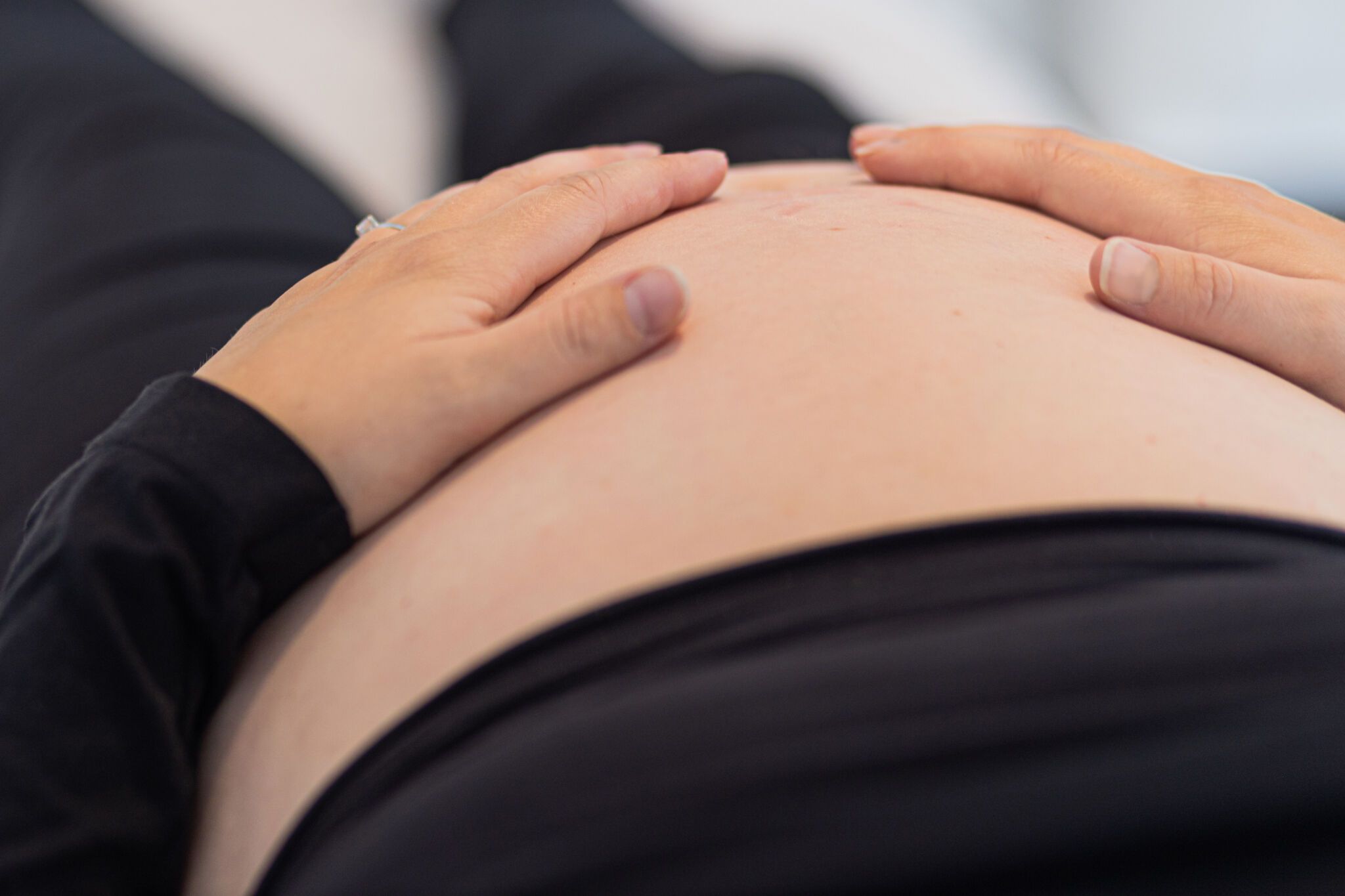 Jordemoder Tone Suneson i konsultation med en gravid kvinde i Aalborg